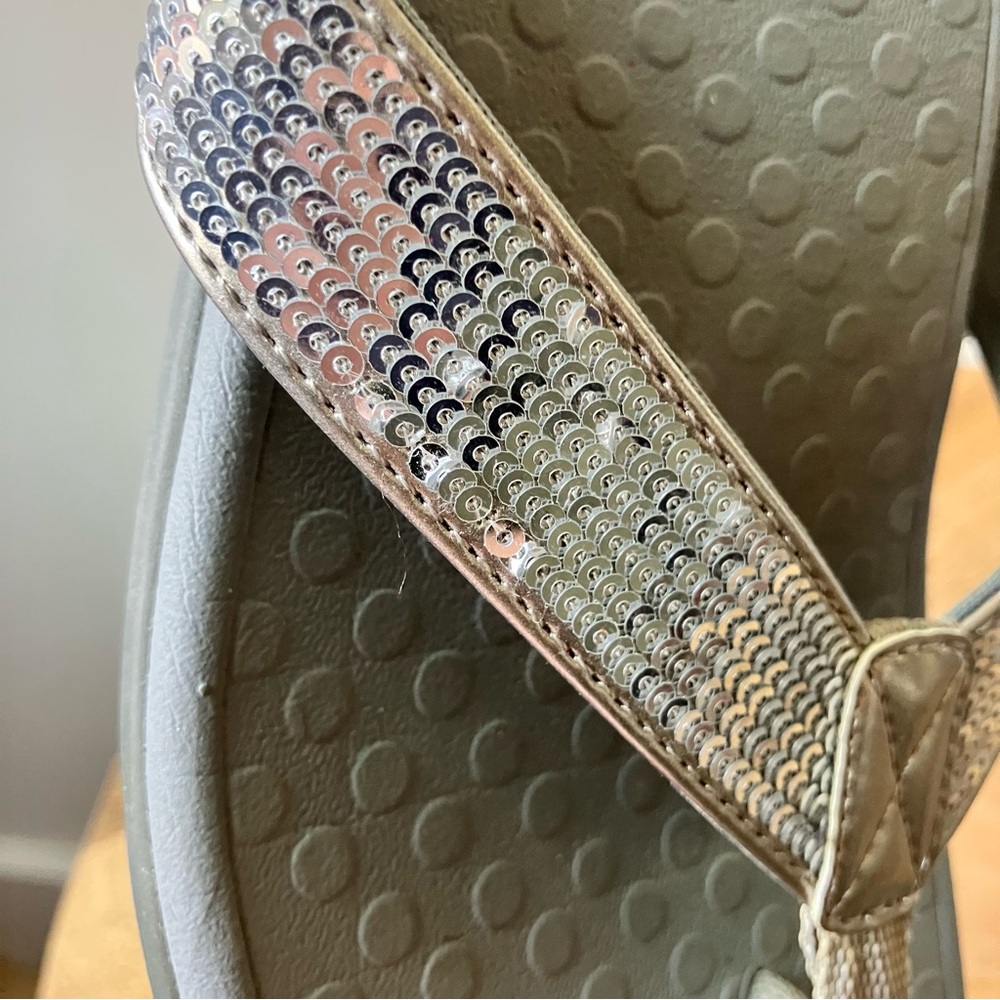 Vionic | Tide 2.0 Pewter Metallic Sequin Toe Post Flip Flop Sandal - Picture 4 of 7
